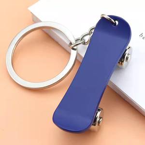 Porte-clés <span class=keywords><strong>de</strong></span> skateboard rouge vintage Porte-clés <span class=keywords><strong>de</strong></span> voiture suspendu en alliage durable avec logo personnalisé Idées cadeaux <span class=keywords><strong>de</strong></span> décoration facile et é<span class=keywords><strong>l</strong></span>égante - Product Image 5