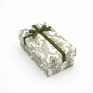 Boîte cadeau en papier artisanal laminé mat carré, décorée de nœuds et de rubans, personnalisable selon les besoins - Product Image 1