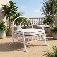Banc de fenêtre arqué ondulé en fer forgé avec coussin de siège beige et longue coussinette, banquette pour véranda, villa, hôtel boutique, vente en gros, appartement