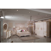 Ensemble de chambre à coucher turc en bois sculpté blanc et or, lit capitonné de luxe, grande armoire, tables de chevet, coiffeuse