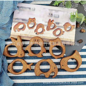 Juego de servilleteros de madera hechos a mano con forma de animales de dibujos animados, ecológicos, para decoración de fiestas. - Product Image 1