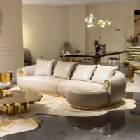 Canapé trois places de luxe moderne italien, mobilier de salon haut de gamme, design haut de gamme, base en laiton rembourrée pour la maison et l'appartement