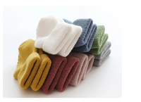 Chaussettes en coton épais de qualité supérieure pour bébé, douces, chaudes pour l'hiver, antidérapantes, style décontracté avec amorti interne en boucle.