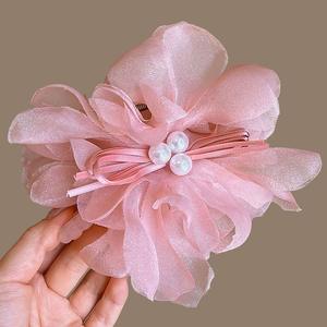 Élégante Épingle à Cheveux en Tulle Floral Rose Menthe avec Nœud Perlé Blanc – Accessoire de Mode Idéal pour les Coiffures Quotidiennes - Product Image 1