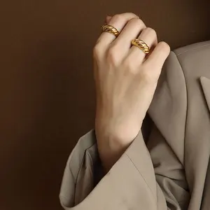 แหวนสแตนเลสชุบทอง18K รูปครัวซองต์แหวนบิดเชือกหนาอ้วนสำหรับผู้หญิงสาว