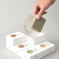 Caja de Jabón Artesanal para el Cuidado de la Piel con Ventana Circular de Visualización y Superficie Monocromática Limpia