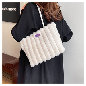 Nouveau sac fourre-tout à bandoulière tendance en peluche pour femme, modèle 2025, vente en gros, poignée unique, toutes saisons, noir - Product Image 5