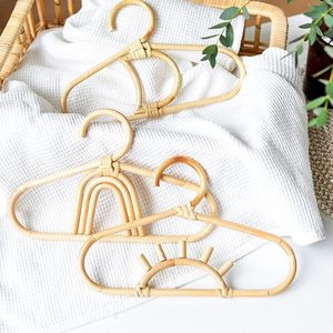 Cintres en rotin naturel faits à la main pour vêtements | Cintres en osier écologiques pour affichage de boutique dans la chambre d'enfants - Product Image 3