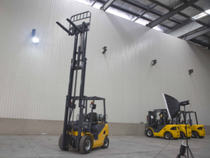 Chariot élévateur 4,5t U450 4x4 hydraulique tout-terrain avec grosse remise - Product Image 5