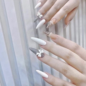 <span class=keywords><strong>Uñas</strong></span> Postizas Elegantes para Fiesta, Color Blanco Plateado con Brillantina y Delicado Diseño <span class=keywords><strong>de</strong></span> Lazo Tweed, <span class=keywords><strong>Uñas</strong></span> Acrílicas Reutilizables al por Mayor - Product Image 1