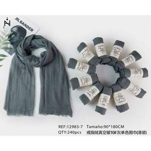 Sciarpa Lavorata a Maglia 90x180cm Grigia Tinta Unita Lunga con Ottima Ritenzione del Calore Stile Classico Invernale per Donna Adulta - Product Image 3