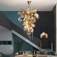 Grand escalier de luxe européen dans le hall d'un hôtel Lustre moderne soufflé avec éclairage décoratif Lustre en cristal de verre de Murano