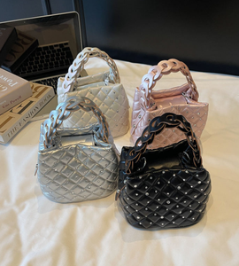 Sac bandoulière de luxe pour femme, design personnalisé avec logo, pour la portabilité et la mode féminine - Product Image 1