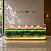 Luxuriöse Schmuckvitrine aus vergoldetem Jade und künstlichem transluzentem Stein mit LED-Beleuchtung und Aufbewahrungsfächern