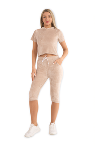 TC379 Completo da donna in velluto a 2 pezzi: Top corto con cappuccio a maniche corte e pantaloni sopra il ginocchio, tinta unita, vestibilità regolare, casual - Product Image 1
