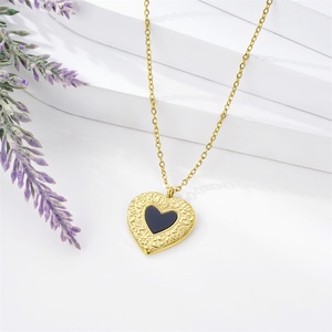Nuevo Collar con Colgante de Corazón Personalizado en Acero Inoxidable Chapado en Oro para Mujer, con Cadena de Serpiente Plana - Regalo y Fiesta - Product Image 6