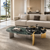 Table basse design combinée, surface en marbre vert et noir, base en métal, mobilier moderne pour villa et hôtel