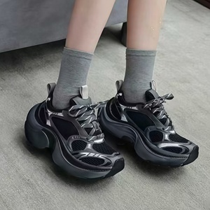 Zapatillas deportivas urbanas de lona desgastada con plataforma alta de una marca de nicho, diseñadas por un diseñador francés para parejas. - Product Image 6