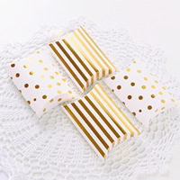 Emballage de bonbons de mariage de luxe avec logo personnalisé festif Boîte d'oreiller à rayures en feuille d'or avec tampon en aluminium