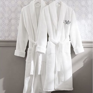 <span class=keywords><strong>Accappatoio</strong></span> di Lusso in Cotone Turco 100% <span class=keywords><strong>con</strong></span> Logo Ricamato, <span class=keywords><strong>Collo</strong></span> <span class=keywords><strong>a</strong></span> <span class=keywords><strong>Scialle</strong></span>, Tessuto Waffle Terry e Bordatura Bianca per Hotel e Spa 5 Stelle - Product Image 2