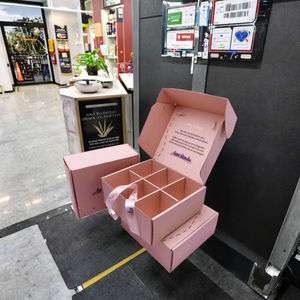 Empaque para Ropa con Logotipo, Nuevo y Moderno, Impreso, de Cartón Corrugado Reciclable, con Laminado Mate, Forro de Esponja y Cierre Magnético - Product Image 2