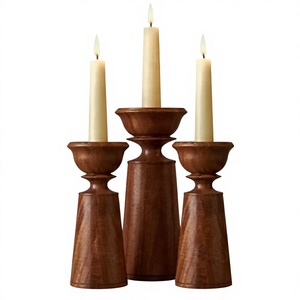 Elegante Portavelas de Madera Hecho a Mano con Opciones Personalizables para Decoración de Mesa en San Valentín - Product Image 1
