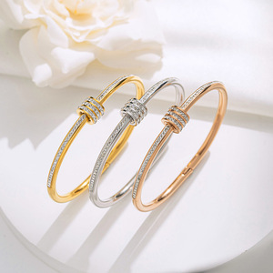 Bracelets sans ternissement Van Cleef & Arpels Trèfle à quatre feuilles en or 18 carats véritable pour femme - Product Image 2