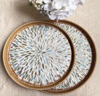 Plateau de service élégant en rotin avec incrustation de perles, base en bois écologique et durable, panier en osier pour le rangement et la présentation des aliments