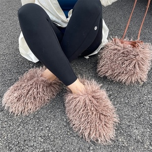 WB155 2024 Inverno mulheres novo estilo transfronteiriço sacos peludos + sandálias de pele deslizamento em chinelos saco balde de duas peças conjuntos - Product Image 6