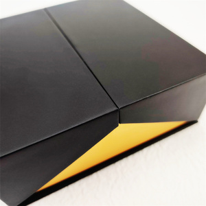 Boîte cadeau rigide à double porte française noire et <span class=keywords><strong>or</strong></span> avec logo personnalisé, boîte en papier à ouverture double face magnétique dorée - Product Image 3