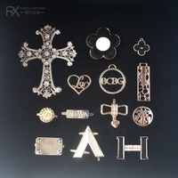 Étiquettes de logo carrées en métal personnalisées Étiquettes vierges gravées au laser Logos de lettres de marque pour sacs à main et vêtements | Plaques métalliques