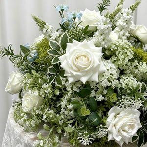 Centro de Mesa Floral Artificial Verde Blanco con Flores Naturales de Bosque para Primavera, Jardín y Bodas Temáticas al Aire Libre - Product Image 3