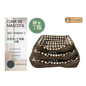 Set di tre pezzi per cuccia marrone con motivo a griglia, in pelo di coniglio, a forma di nido quadrato - Product Image 1