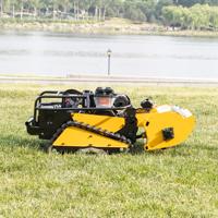 Tondeuse à fléaux tout-terrain à faible pression au sol avec 48 lames sur chenilles en caoutchouc, double moteur sans balais et télécommande