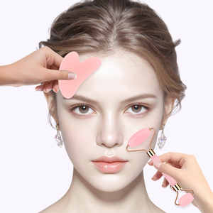 Juego de Rodillo Facial y <span class=keywords><strong>Gua</strong></span> <span class=keywords><strong>Sha</strong></span> de <span class=keywords><strong>Cuarzo</strong></span> <span class=keywords><strong>Rosa</strong></span> Genuino OEM ODM para Lifting Facial y Reafirmación de la Piel, Uso Doméstico, Regalo para Hombres y Mujeres - Product Image 4