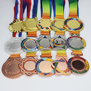 Medaglia Personalizzata Placcata Oro Nera con Nastro Rosso e <span class=keywords><strong>Bianco</strong></span> a Tema Sportivo per Promozione, Vendita Diretta dalla Fabbrica all'Ingrosso - Product Image 1