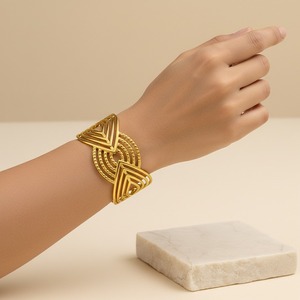 Bracelet manchette ouvert en résine écologique fait main, motif ajouré, pour une élégance moderne - Product Image 3