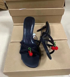 ZA 2025 Nuove Scarpe Estive da Donna con Tacco Basso, Decorazione a Ciliegia con Perline, Punta Rotonda Nera, Posteriore Aperto, Colore Unico - Product Image 4