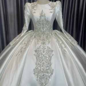 Vestido de Novia Musulmán Lscm74 Personalizado de Satén con Mangas Largas, Espalda Descubierta, Apliques, Escote Corazón y Cola Capilla - Product Image 5