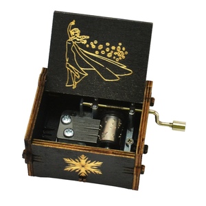 <span class=keywords><strong>Caja</strong></span> <span class=keywords><strong>Musical</strong></span> de Madera con Grabado Láser Negro de Davy Jones, de Moda, para Regalos de Navidad, Regalo de Cumpleaños, Retro, de Madera con Manivela y Base - Product Image 3