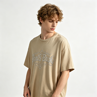 T-shirt Homme en Coton Épais avec Strass, Imprimé Texte Gothique Beige Effet Salissure, Style Streetwear Oversize, Vente en Gros Direct Usine