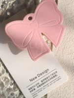 Etiquetas Colgantes Personalizadas de Lujo para Ropa, Papel Kraft con Relieve, Etiqueta Rosa de Diseño con Cordón