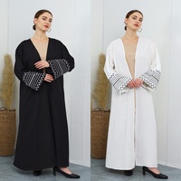 Abaya multicolore modeste pour femmes musulmanes, robe islamique élégante avec broderie géométrique blanche, tenue décontractée et formelle