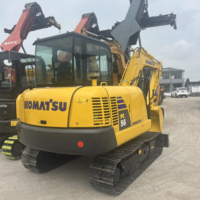 Excavatrice compacte hydraulique sur chenilles Komatsu PC56 d'occasion, équipement de construction