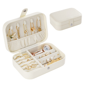 Boîte à bijoux minimaliste en cuir pour vos précieux objets, rangement élégant et parfaitement dimensionné - Product Image 2