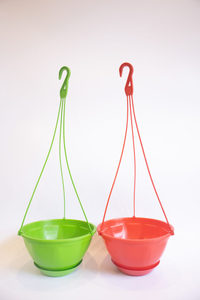 Pots de fleurs suspendus en plastique colorés avec crochets pour une utilisation en intérieur et en extérieur, design minimaliste moderne, petite taille - Product Image 2