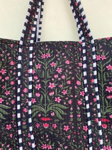 กระเป๋าผ้าฝ้ายพิมพ์ลายบล็อกสีดำ สไตล์โบฮีเมียนสำหรับฤดูร้อน เหมาะสำหรับผู้หญิง ใช้สำหรับเดินทาง ไปเที่ยวชายหาด ช้อปปิ้ง ของขวัญ และสะพายไหล่ - Product Image 3