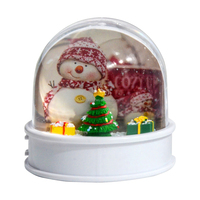 Ornement de Noël délicat et personnalisé en forme de globe à neige, avec figurines intérieures personnalisables et fond imprimé pour la décoration des fêtes