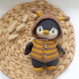<span class=keywords><strong>Amigurumi</strong></span> Taille personnalisée et logo Adorable <span class=keywords><strong>pingouin</strong></span> tricoté au crochet fait à la main avec abeille Vêtements pour enfants Cadeau d'artisanat - Product Image 3