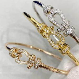 Venta al por mayor de pulsera de hebilla de herradura clásica de tamaño para mujer, pulsera chapada en oro de gama alta de lujo con luz de diamante completo en forma de U - Product Image 4